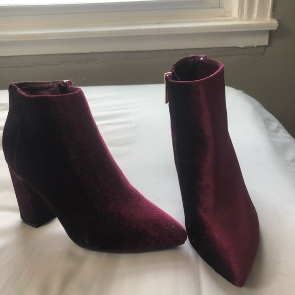 Pointed toe velvet booties - Picture 3 of 3